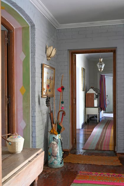 Las alfombras hechas en telar son parte del legado de sus años de trabajo con los artesanos del Norte. 