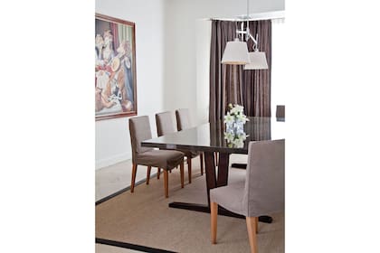 Las alfombras también sirven para enmarcar el área del comedor. Además, aportan calidez