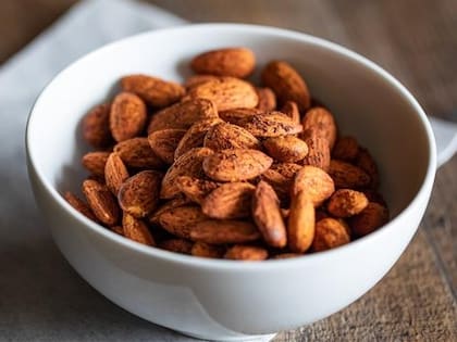 Las almendras pueden consumirse de diferentes maneras, incluso tostadas
