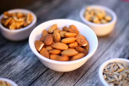 Las almentras también mejoran la salud intestinal, ayudan a mantener un peso saludable por su efecto saciante y aportan vitamina E