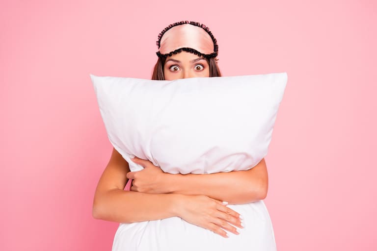 El truco de los hoteles para eliminar las manchas amarillas de las almohadas