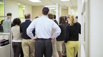 Las altas tasas de interés también afectan el valor de las empresas. Cuanto mayor sea el interés, menor será la valoración de las empresas y más riesgo habrá de que despidan a sus empleados