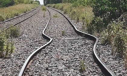 Las altas temperaturas dilataron las vías de la Línea Sarmiento, que se doblaron a la altura de la localidad de Gowland, en el partido de Mercedes