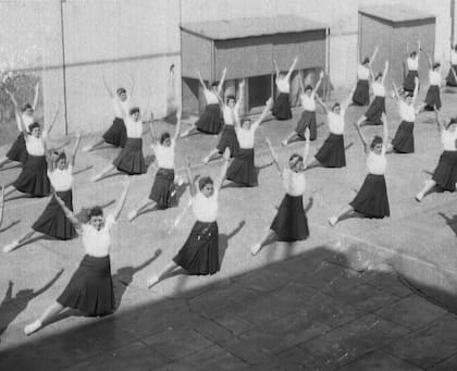 Las alumnas del Instituto Dámaso Centeno en una clase de educación física en el patio de la institución, en una imagen de archivo