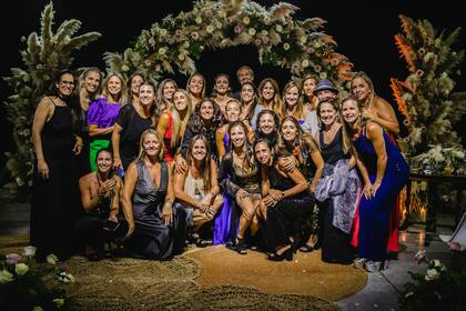 Las amigas argentinas de la ex jugadora protagonizaron el posado final de la fiesta.
