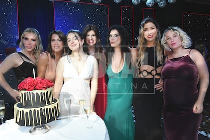 Las amigas de Allegra la rodean para desearle felicidades.