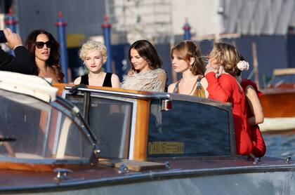 Las amigas de la novia: Julia Garner (de vestido negro) y Keleigh Sperry (en el centro). A su lado, la modelo Ivy Getty.