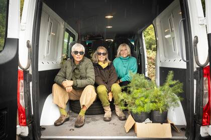 Las amigas posan en la combi con la que salieron a explorar y con la que planean futuras aventuras.