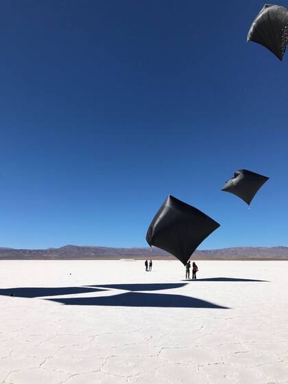 Las "esculturas solares" de Saraceno en las Salinas Grandes