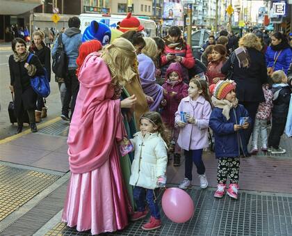 Las "princesas" salieron a la calle para atraer la atención de los niños
