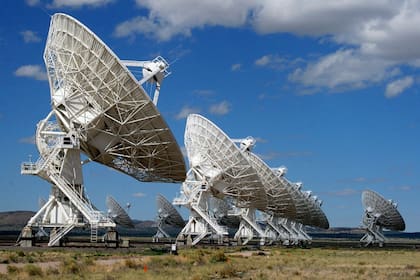 Las antenas móviles, conocidas como Very Large Array (VLA), reciben señales de radio, algunas extremadamente débiles, de todo el cosmos