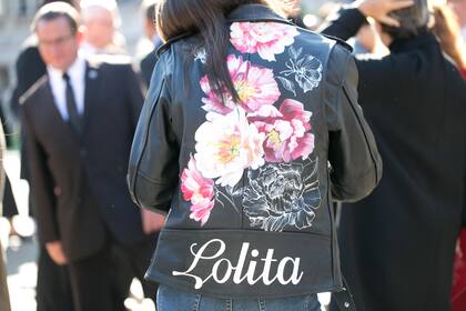 Las antiguas chaquetas de cuero estilo biker se vuelven adorables con unas flores en la espalda