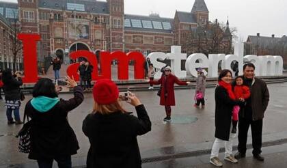 Las antiguas letras que formaban las frase I amsterdam (con juego de palabras) estaban en la plaza frente al Rijksmuseum y fueron removidas por ser símbolo del sobreturismo