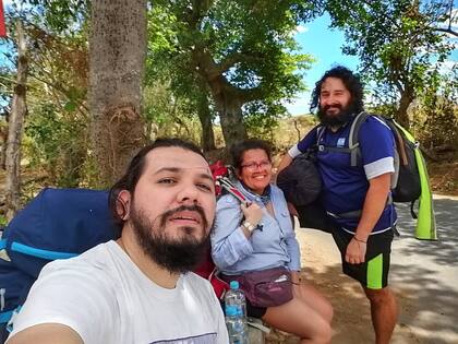 Las aplicaciones especializadas facilitaron su travesía desde un comienzo, así como las personas que aparecieron en el camino, que tenían algún amigo o primo de aquí o de allá dispuestos a recibirla: “Así se va agrandando el hilo que teje el gran telar”.