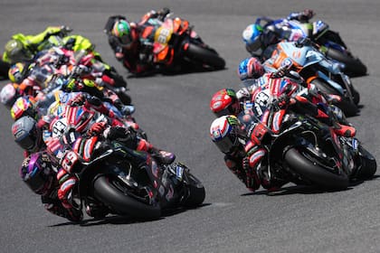 Las Aprilia de Jorge Martín y Marco Bezzecchi al frente de la coreografía de motos en Mugello; la factoría de Noale hizo un 1-2, con el italiano como vencedor