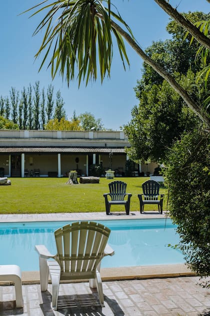 Las áreas comunes incluyen cocina y sala en la estancia, y una pileta junto a lo que los visitantes llaman “el castillo”