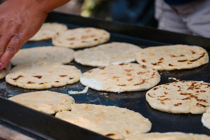 Las arepas caseras son un buen reemplazo del pan en el desayuno (imagen ilustrativa)