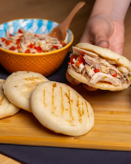 Las arepas son un platillo típico de Venezuela que se prepara con harina de maíz y relleno de diferentes tipos (Pexels/Nano Erdozain)