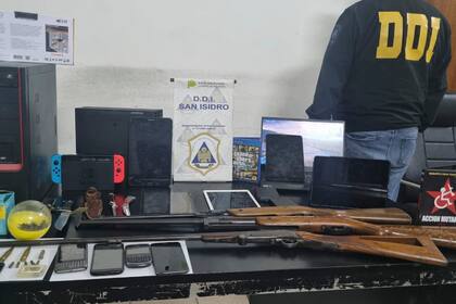 Las armas de fuego que encontraron durante el allanamiento a la casa del adolescente