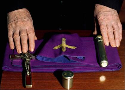 Las "armas" de un exorcista: la estola, el crucifijo, agua bendita y aceite sagrado.