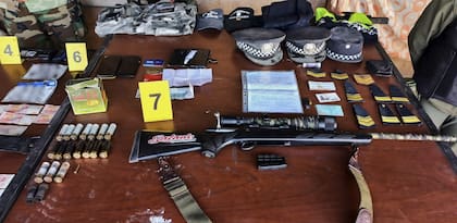 Las armas e insignias secuestradas a la banda de policías secuestradores de Tucumán
