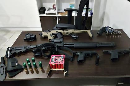 Las armas encontradas en una financiera que cambiaba dólares a narcos rosarinos