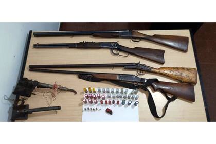 Las armas que les secuestraron al concejal y al gendarme detenidos