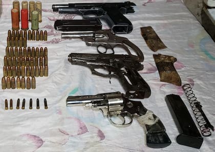 Las armas secuestradas en el allanamiento en la casa de Hugo Marcelo Castaño, detenido por los saqueos en San Antonio de Padua