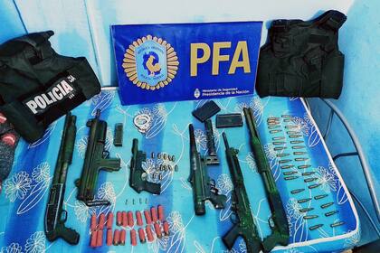 Las armas secuestradas en los allanamientos donde se detuvo a los sospechosos
