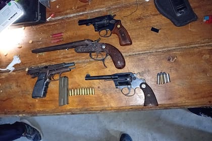 Las armas secuestradas en poder de los sospechosos
