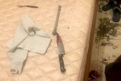 Las armas utilizadas en el doble crimen: un caño metálico y un cuchillo