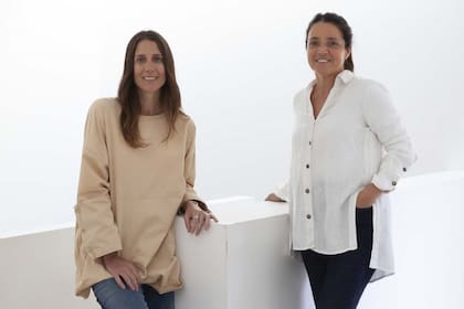 Las arquitectas Carolina Ramos Mejía (izq.) y Verónica Etchegaray, a cargo de la reforma.