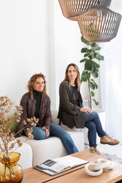 Las arquitectas Mercedes Oneto (izq.) y María Maqueda, socias fundadoras del estudio MMO Arquitectas, donde trabajan codo a codo, enfocadas en obras nuevas y reformas de gran escala