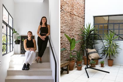 Las arquitectas Sofía Calvaresi y Agustina Servide, directoras de Estudio Florida, posan en la nueva escalera. Piso de granito ‘Blanco Clásico Natural’ (Quadri) en todo el interior.