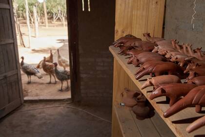 Las artesanías que Rubén Garay realiza junto con su mujer María: juntan arcilla de la orilla del río, la procesan y elaboran animales y otros objetos
