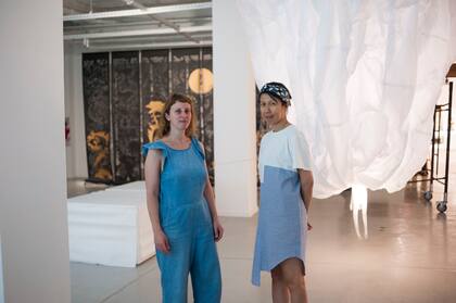 Las artistas Aili Chen y Johanna Wilhelm, con sus obras de papel integran la muestra Calcar Destellos de un Oriente, con curaduría de Viviana Usubiaga, directora nacional de Gestión Patrimonial. 
