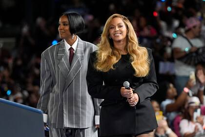 Las artistas Beyoncé, derecha, y Kelly Rowland participaron en un evento de la campaña de la candidata presidencial demócrata, la vicepresidenta Kamala Harris