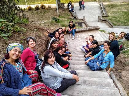 Las artistas del mosaico antes de la instalación de las flores en San Pedro