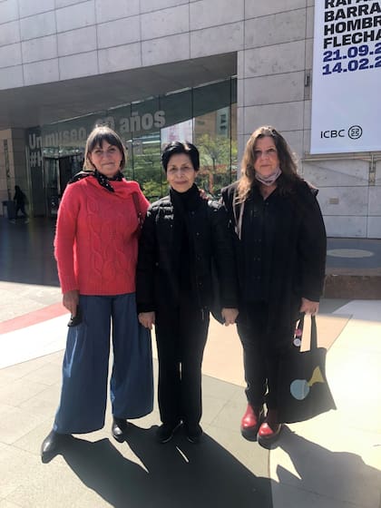 Las artistas Nushi Muntaabski, Elba Bairon y Cristina Schiavi