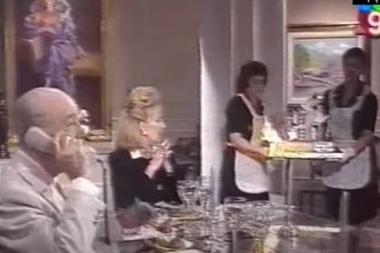 Las asistentes de Mirtha entraban con la torta, que ya despuntaba llamas impresionantes