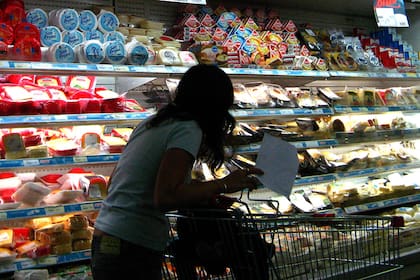 Las asociaciones de consumidores encuentran con frecuencia lácteos vencidos o con una fecha muy próxima a vencer