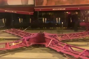 Se desplomaron las aspas del icónico Moulin Rouge de París