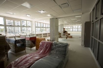 Las aulas contarán con paneles plegables, corredizos y con aislación acústica para integrarse