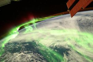 Un astronauta captó una impresionante foto de la Tierra rodeada por una aurora verde y roja