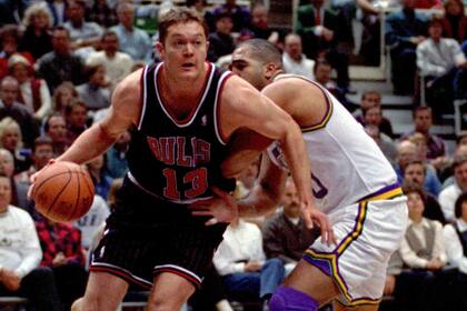 Luc Longley, el pivote de los Bulls, que vive en Australia y no estuvo por falta de presupuesto