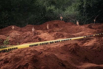 Las autopsias realizadas a más de un centenar de cuerpos la semana pasada muestran que muchas víctimas murieron de inanición. (Yasuyoshi CHIBA / AFP)