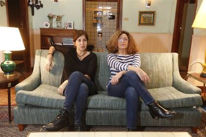 Las autoras, Marisa Grinstein y Liliana Escliar, en un living que funciona como muestra de una minuciosa reconstrucción escenográfica