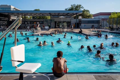 Las autoridades advirtieron los menores de 14 años deberían estar siempre supervisados por adultos cuando juegan en fuentes de agua