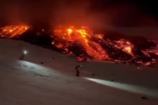 Video: el momento exacto en que un grupo de esquiadores descendió del volcán Etna en plena erupción