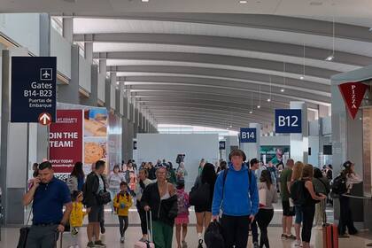 Las autoridades advirtieron que cancelarán vuelos en los aeropuertos estadounidenses si se mantiene el cierre del Gobierno en Thanksgiving 2025